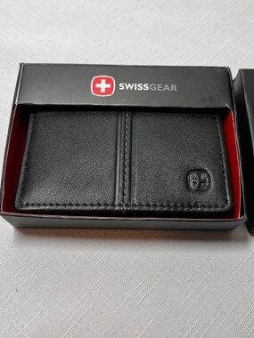 SwissGear Black Leather Men's Card Wallet. New. Box included